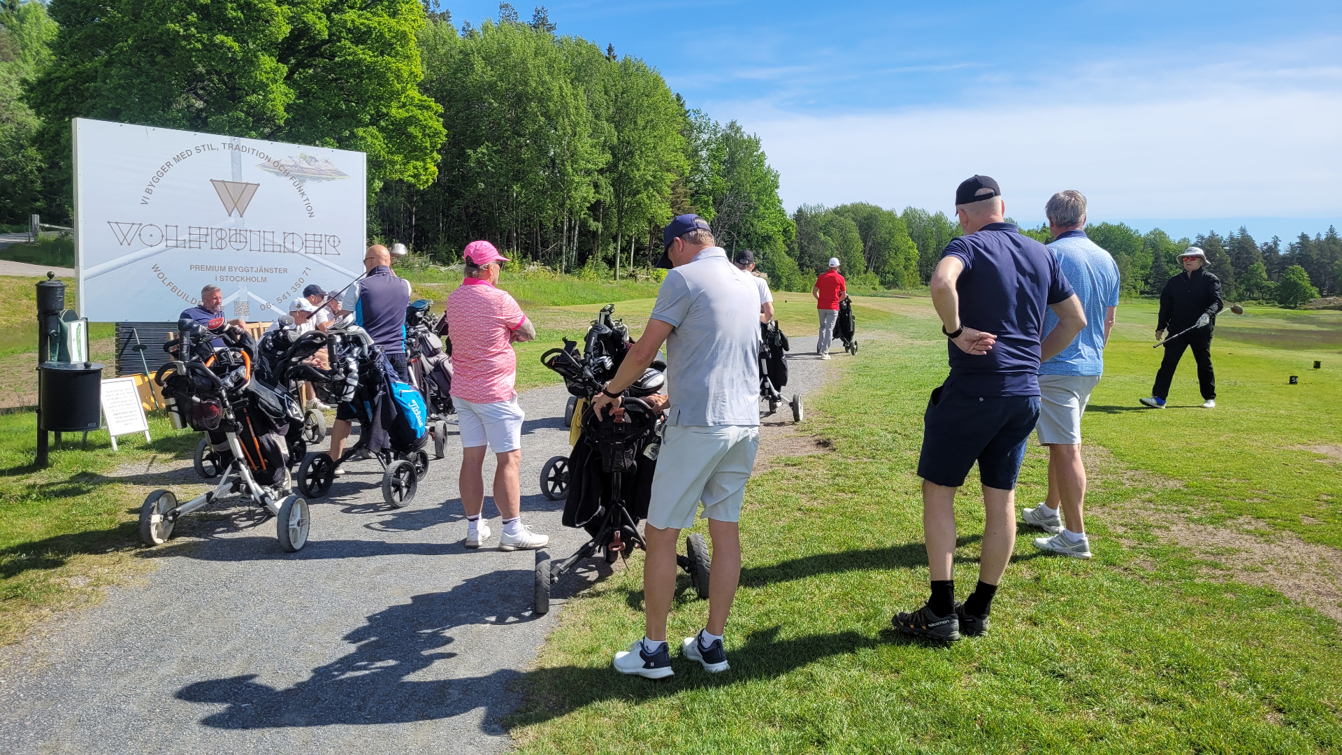 WGB-spelare väntar tillsammans inför nästa del av rundan